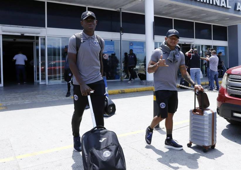 Wesly Decas e Iván López saliendo del aeropuerto Ramón Villeda Morales de San Pedro Sula.