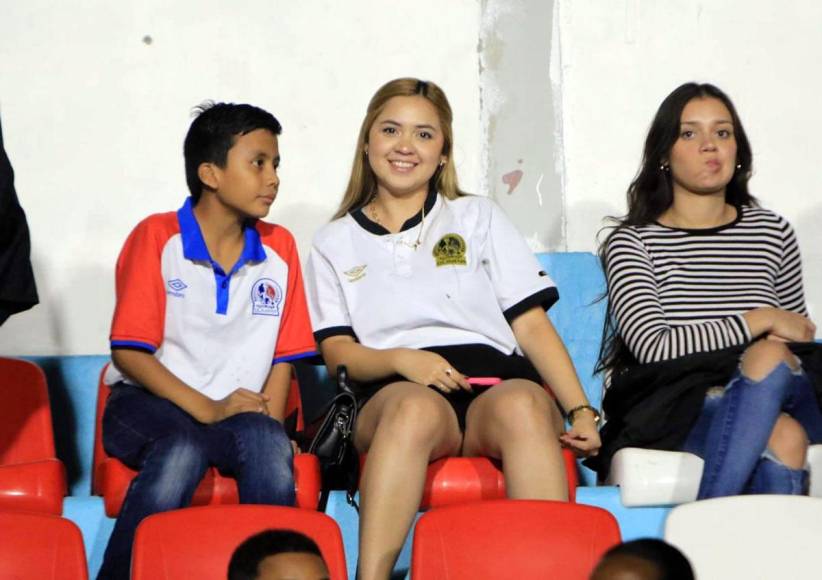 Una guapa aficionada del Olimpia posando para el lente de Diario La Prensa en el secto de silla del estadio capitalino.