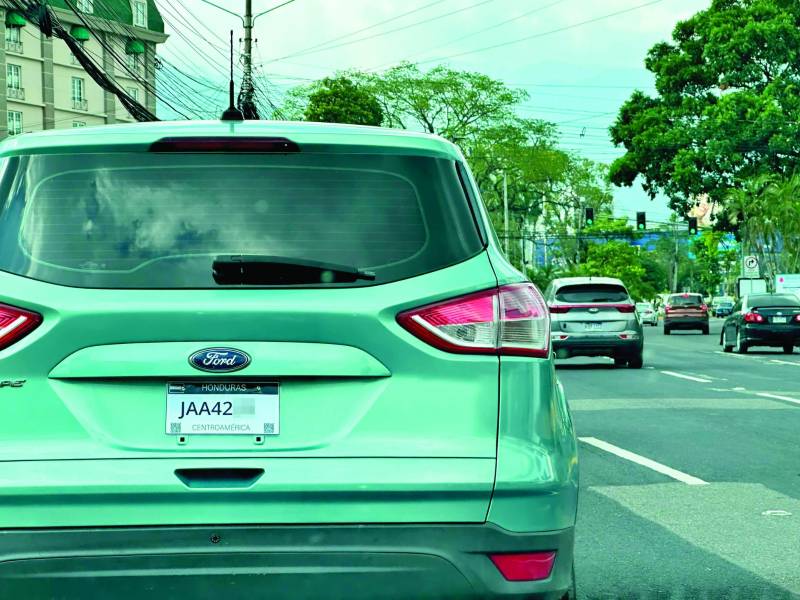 Con placas de papel circulan muchos carros por la falta de placas en físico.