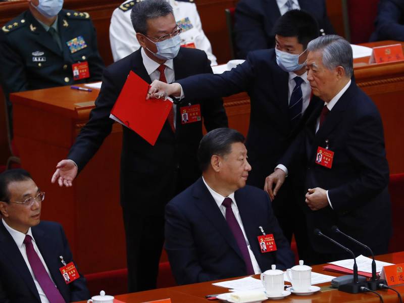 El expresidente Hu Jintao fue expulsado del Congreso frente a su sucesor, el presidente Xi Jinping.