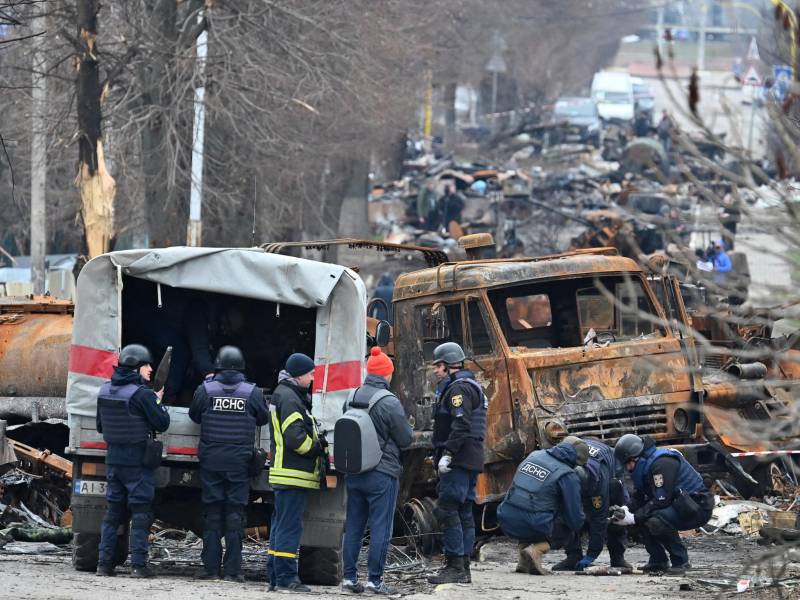 Fuerzas de Seguridad ucranianas limpian los escombros en Bucha tras la retirada de las tropas rusas.