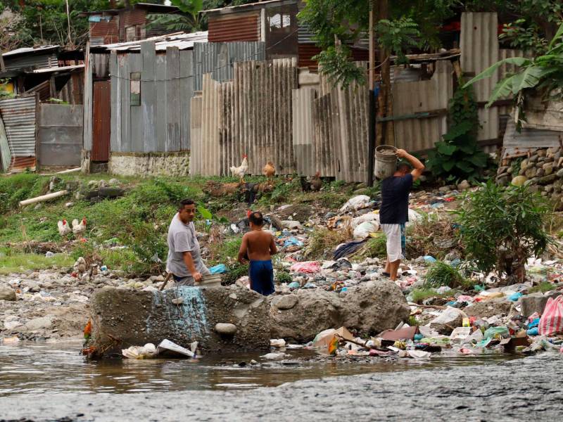 La situación en los bordos cada día es más compleja, los lechos de los ríos son basureros y la gente aumenta sin que exista un plan claro. Foto Melvin Cubas.