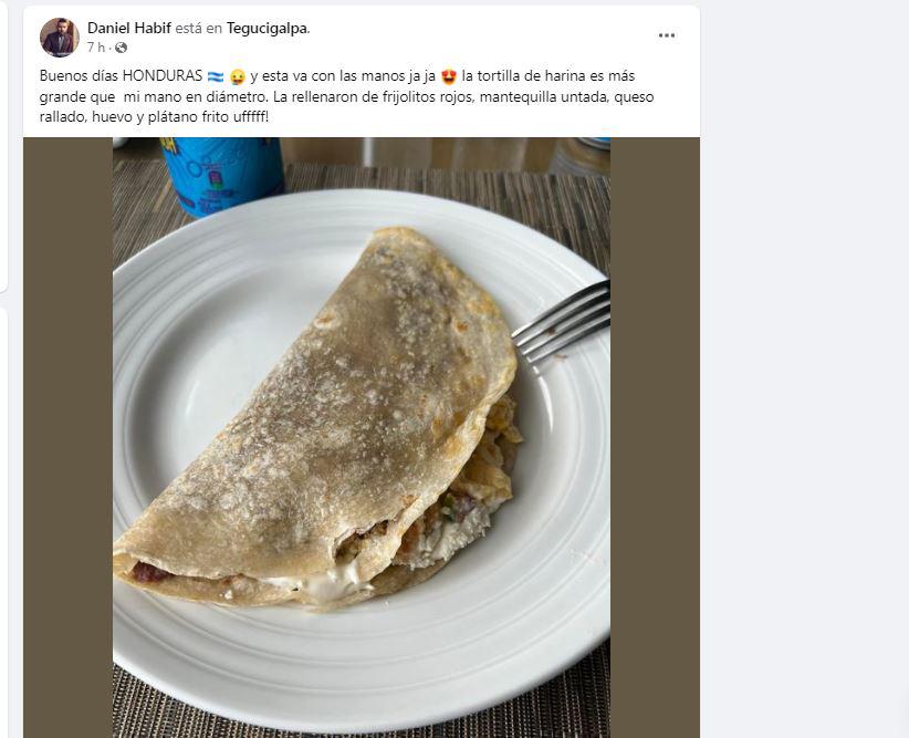 El conferencista desayunó una baleada tras su llegada a Honduras.