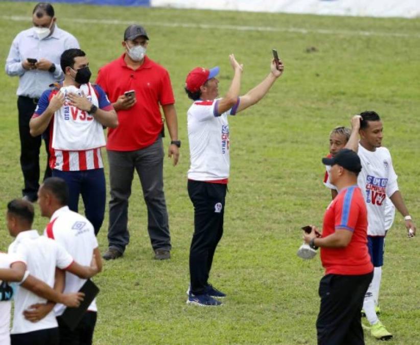 Pedro Troglio realizó una videollamada hasta su natal Argentina para celebrar el título con su familia.