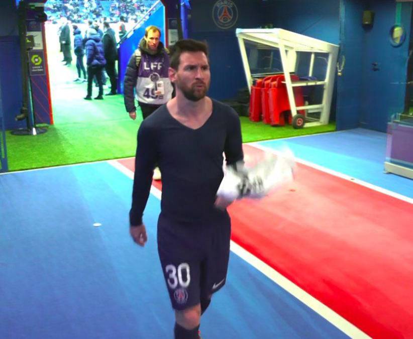 Las cámaras del estadio captaron la salida del argentino al vestidor y se veía frustrado, sus demás compañeros quedaron pidiendo disculpas a la afición.