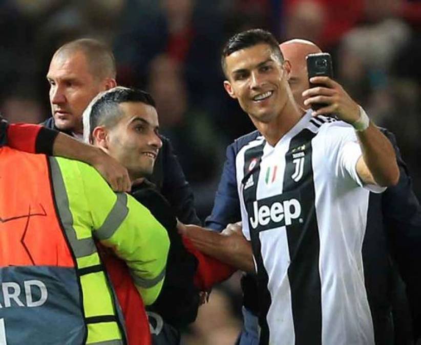 Cristiano Ronaldo demostró ser un crack en todos los aspectos al tomarse una selfie con el aficionado que burló la seguridad del estadio.