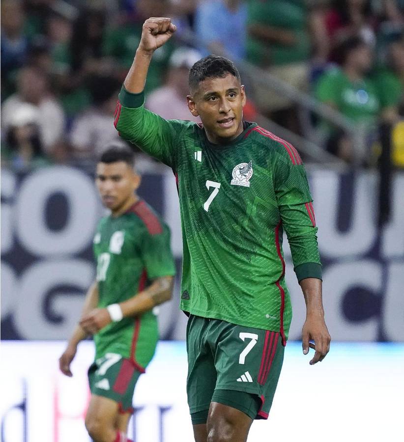 Luis Romo celebrando uno de sus dos goles ante Honduras.