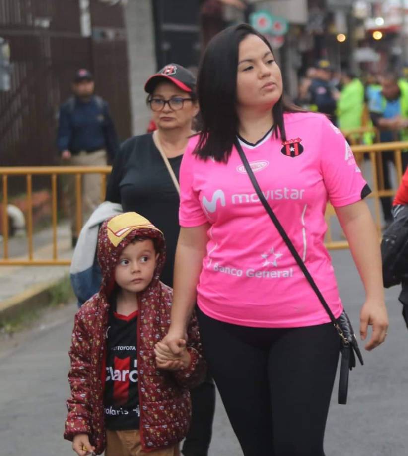 Muchas madres llegaron con sus hijos para ver el partido de la final de vuelta de Liga Concacaf 2022.