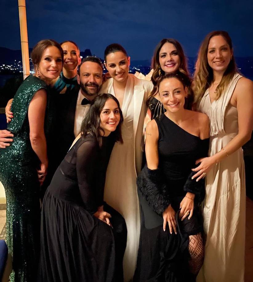 En la imagen acompañan a Maite famosas como Zuria Vega, Rossana Nájera y Marigar Vega.