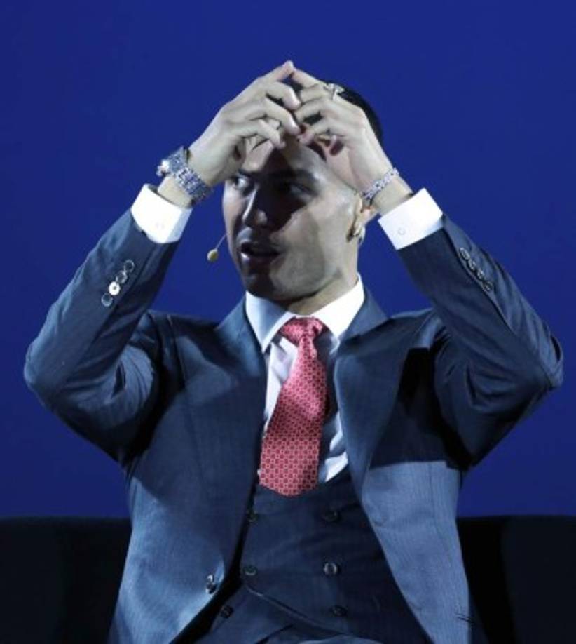 Cristiano Ronaldo en la charla con el presentador del evento respondiendo preguntas ante los presentes.