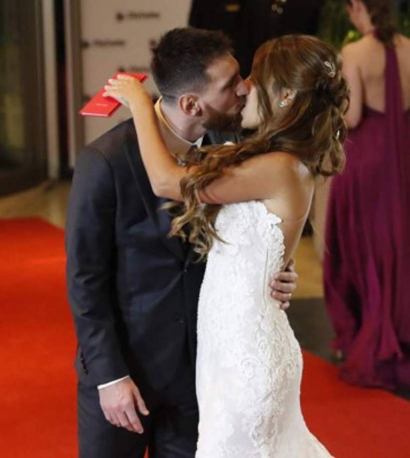 El apasionado beso que se dieron Messi y Antonella tras dar el 'sí'.