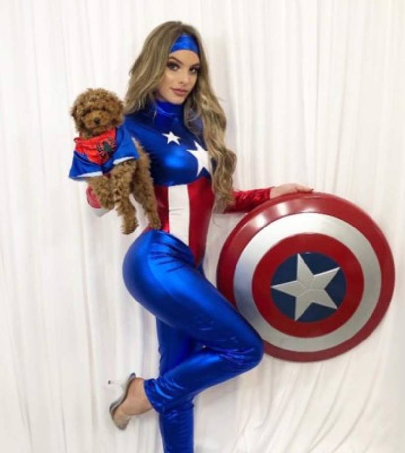 Aqui luce como una hermosa versión femenina del Capitán América.