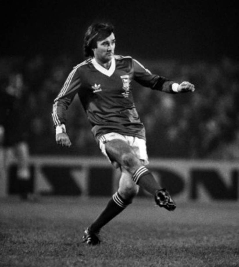 George Best - Es uno de los mejores jugadores que han pasado por la liga inglesa. Conocido además por su vida fuera de los terrenos de juego. El irlandés explicó: “Gasté mucho dinero en vino, mujeres y autos. El resto lo despilfarré“.