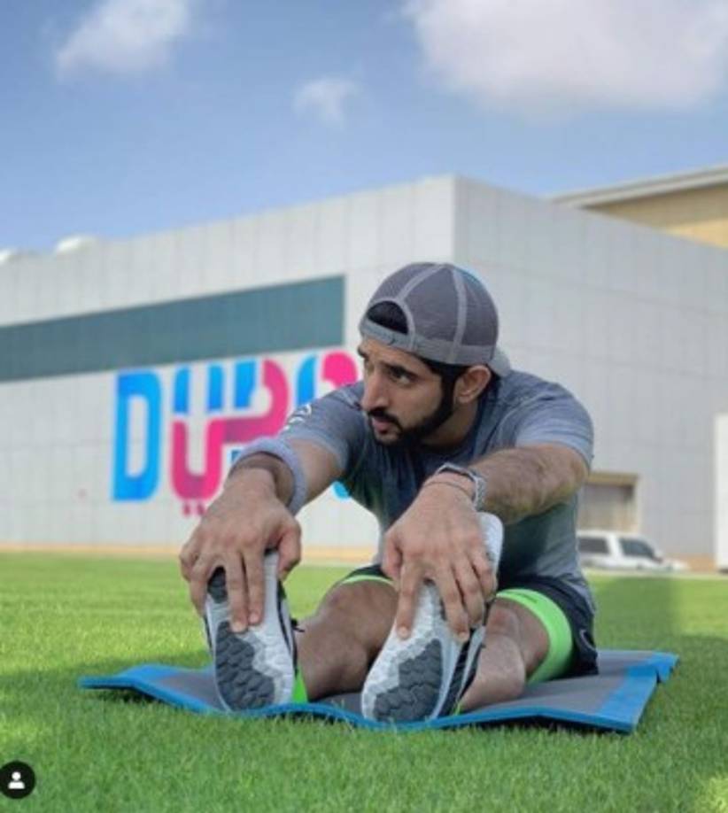 Le fascina practicar tennis y hacer equitación. Es un joven muy atlético.