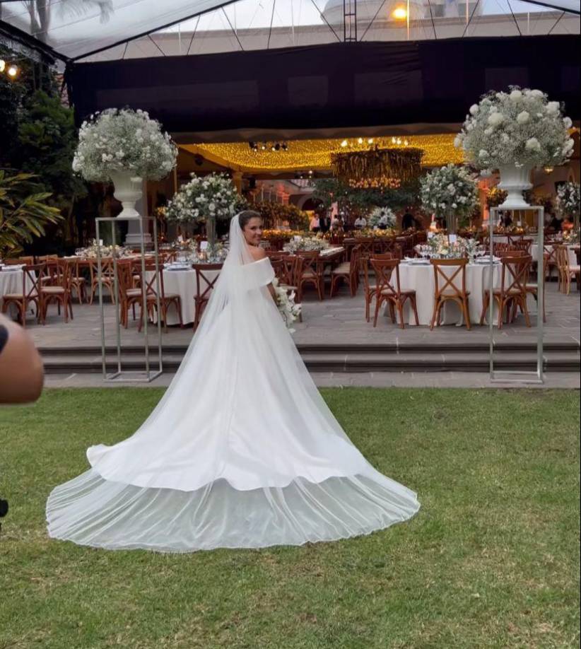 “Mi vestido de novia es una promesa cumplida. Hace 10 años cuando se casó mi mejor amiga Satcha (Pretto), yo hice muchos reportajes de todo lo que iba a pasar en su boda, entre ellos el reportaje de su vestido”, contó Maity Interano a People en Español horas antes del gran día.