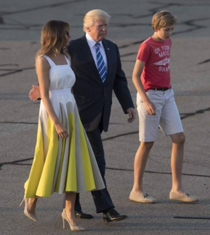 Los atuendos de Melania se han ido refinando desde que llegó a la Casa Blanca. Pese a que muchos diseñadores se negaron a vestirla, la primera dama ha logrado acaparar la atención de las grandes marcas en el mundo de la moda.