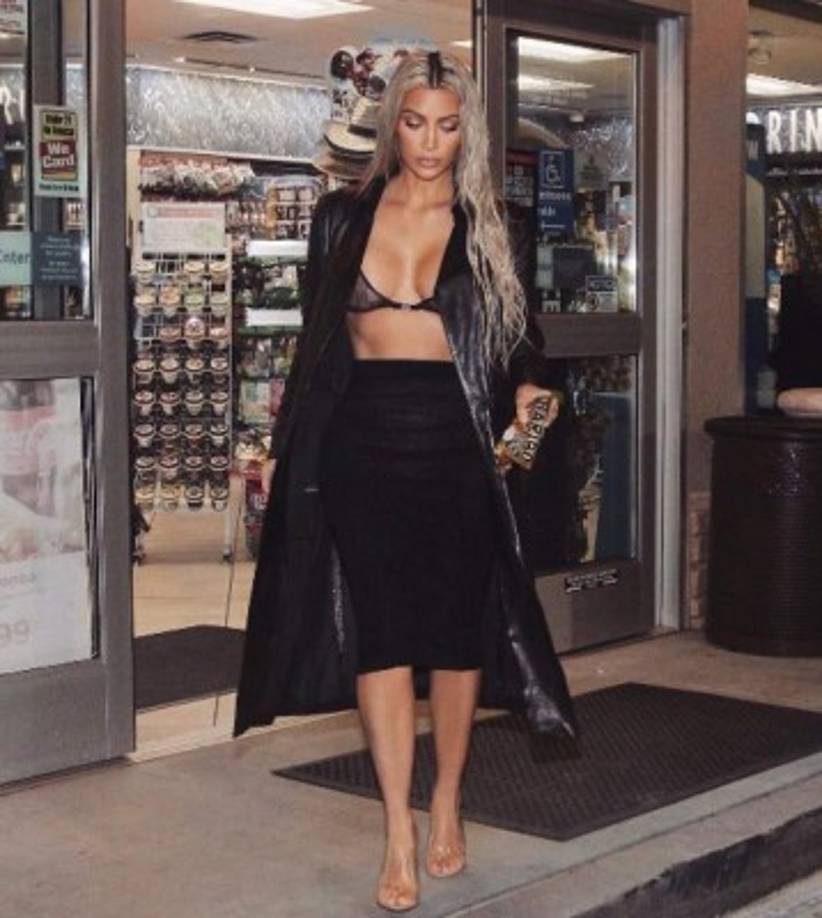 1.59 mts. es la estatura de la empresaria Kim Kardashian.