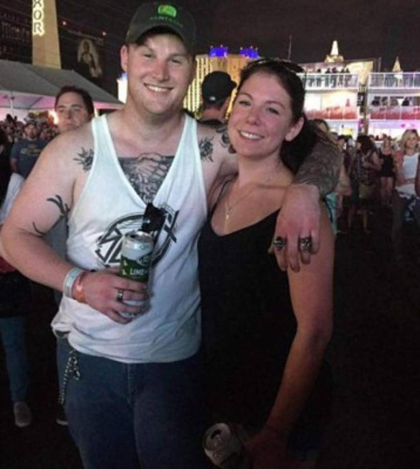 Jordan mcilldoon de 23 años (izquierda), él es otra de las víctimas y falleció en los brazos de Heather Gooze, quien utilizo su Facebook para reportar que estaba bien, pero que había muerto un hombre entre sus brazos.