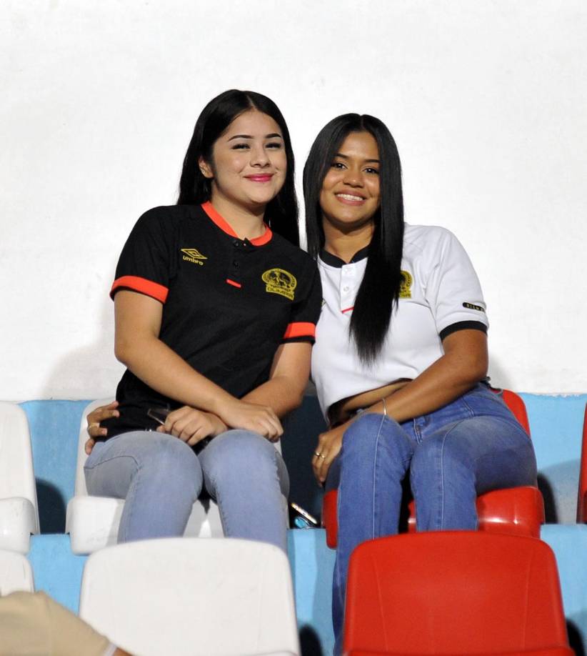 Dos bellas aficionadas del Olimpia que posaron para el lente de Diario La Prensa.