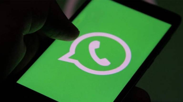 Fotografía de un teléfono móvil con el logo de la app WhatsApp.