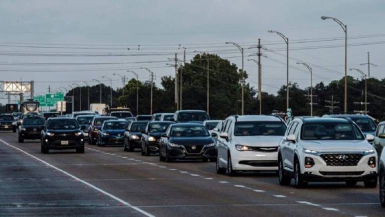 Vista de vehículos casi parados mientras la gente abandona el área antes de la llegada del huracán Ida en Nueva Orleans, Luisiana, EEUU.