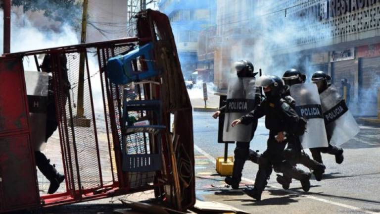 El enfrentamiento se produjo luego del estallido de unos morteros en el centro de Tegucigalpa. Foto: AFP