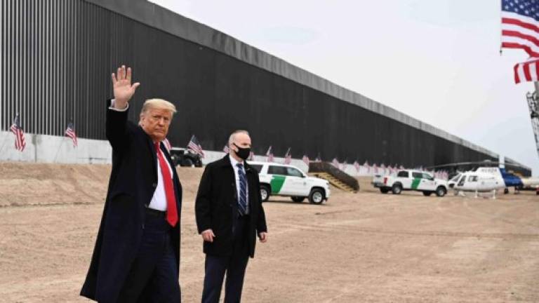 Antes de finalizar su mandato Trump visitó el muro que construyó (a medias) en la frontera con México.