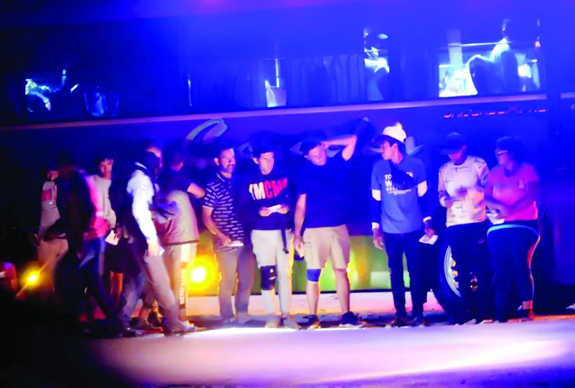 $!LA PRENSA Premium captó el momento en que extorsionaban a migrantes.