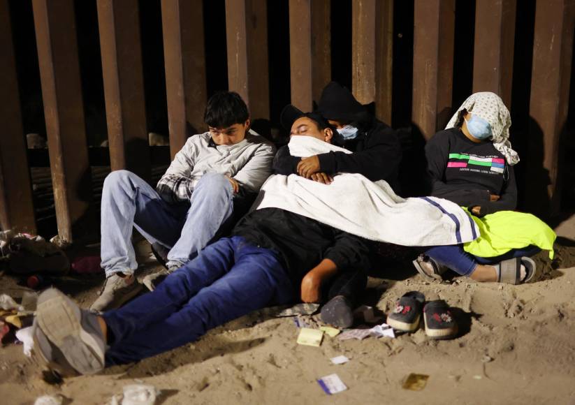 Migrantes se aglomeran en la frontera pese a fallo que mantiene deportaciones exprés