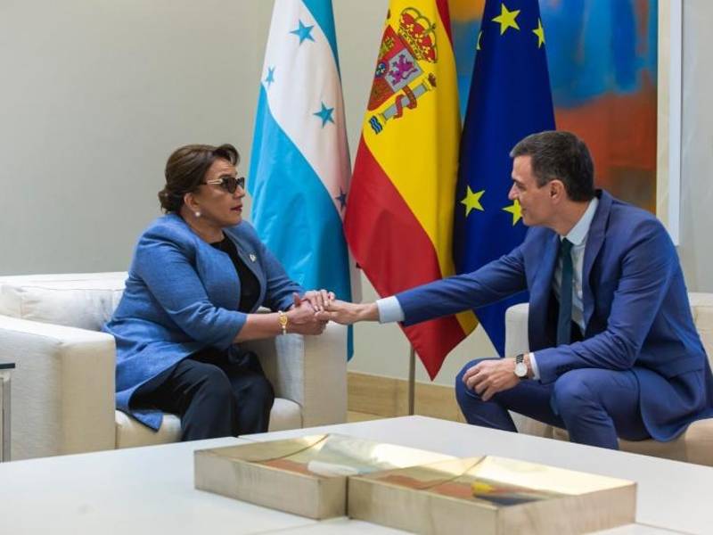 Fotografía muestra a la presidenta Xiomara Castro y al jefe del gobierno de España, Pedro Sánchez.
