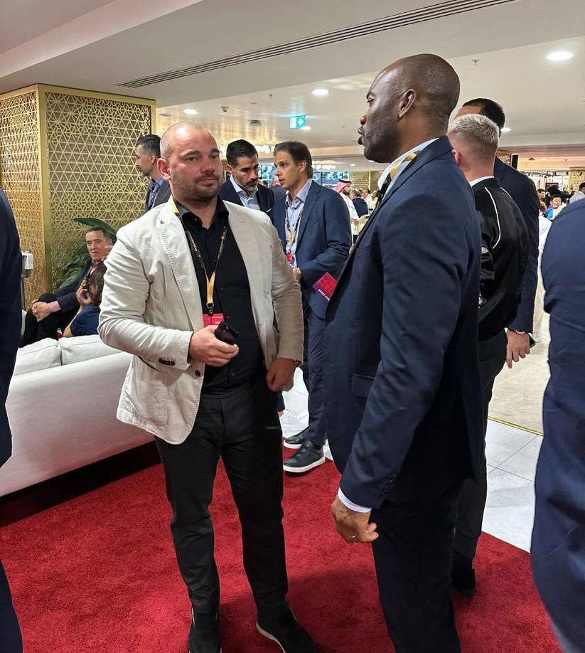 Suazo también estuvo charlando con el exfutbolista neerlandés Wesley Sneijder.