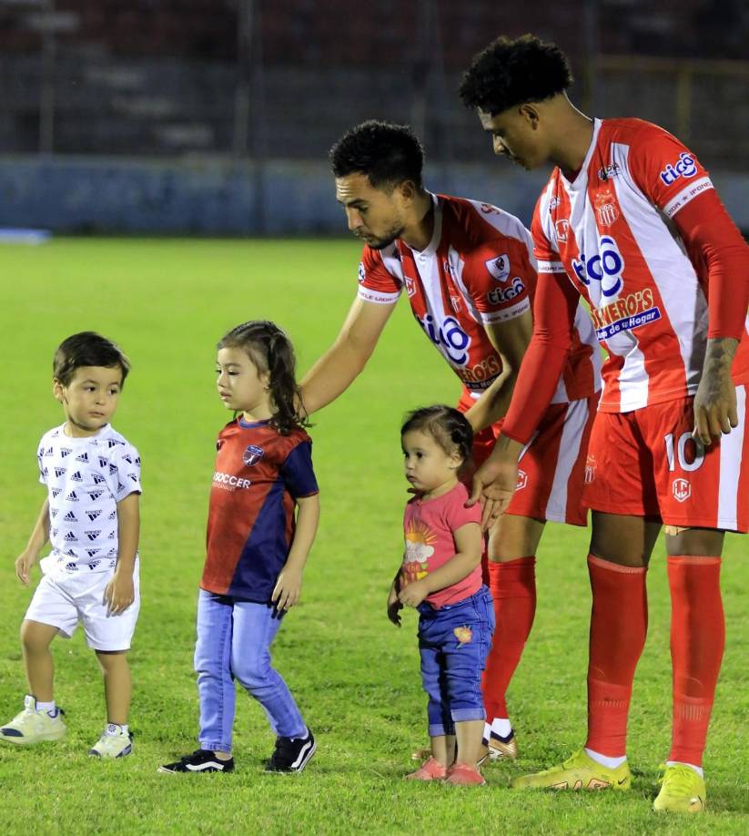 A la cancha del estadio Ceibeño salieron los hijos de los jugadores del Victoria y Vida antes del inicio del partido.