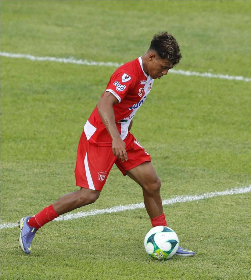 DEFENSAS: 3. Clever Portillo (Vida, lateral).