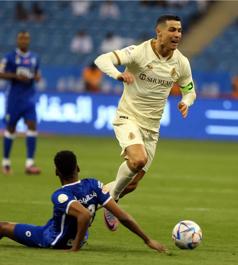 El delantero portugués fue víctima de esta falta que lo dejó tendido en el suelo.