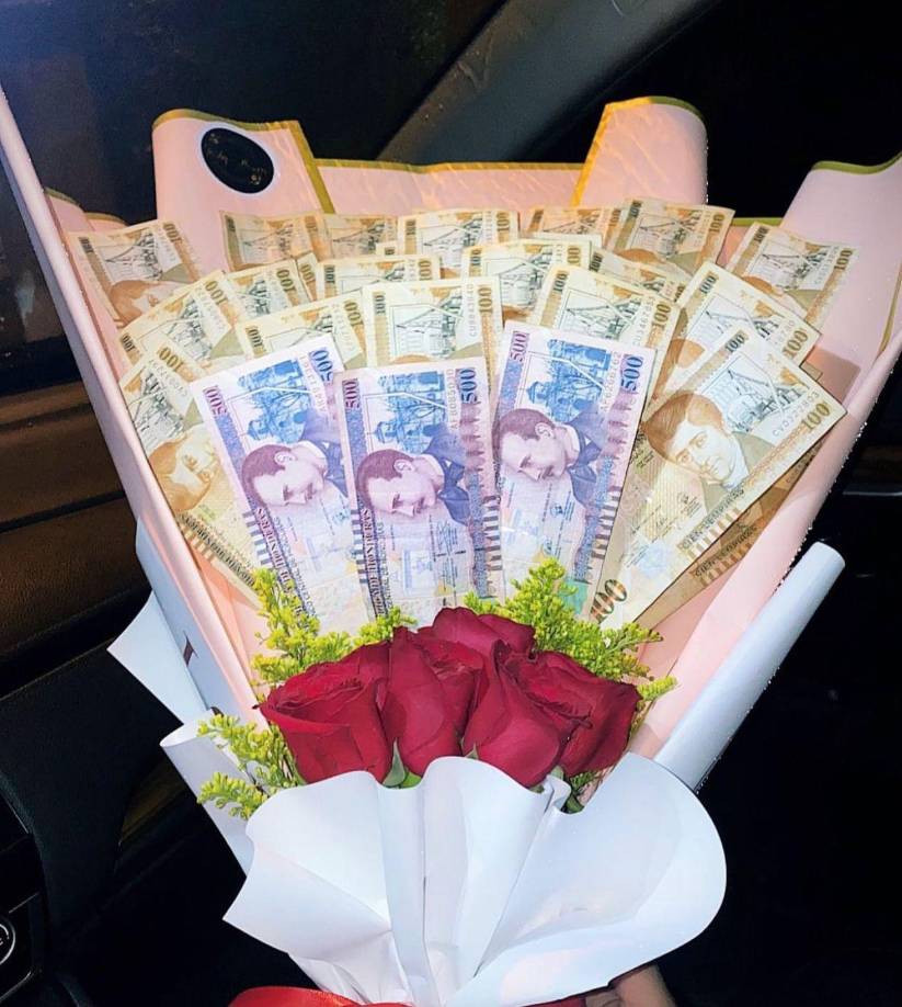Cabe destacar, que además de hacer ramos de lichas, también hace arreglos florales con billetes de diferentes denominaciones.