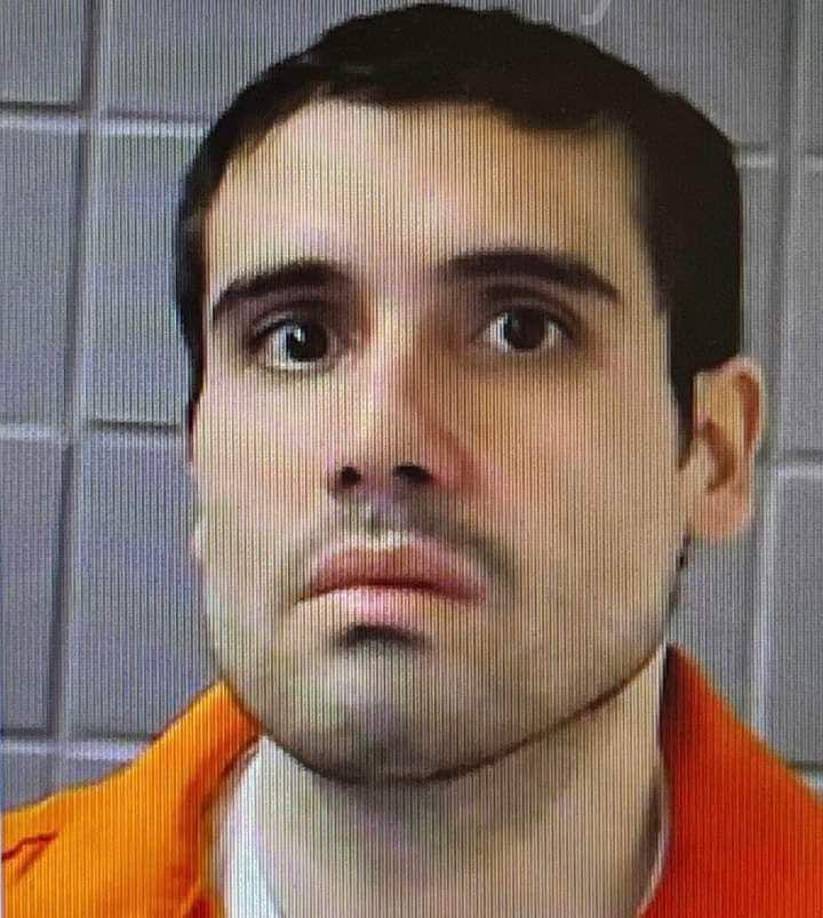 En la foto que difundió el periodista Luis Chaparro, Ovidio viste el mono naranja de presidiario y luce preocupado, confundido, un semblante que mantendría a lo largo de la audiencia de este lunes.