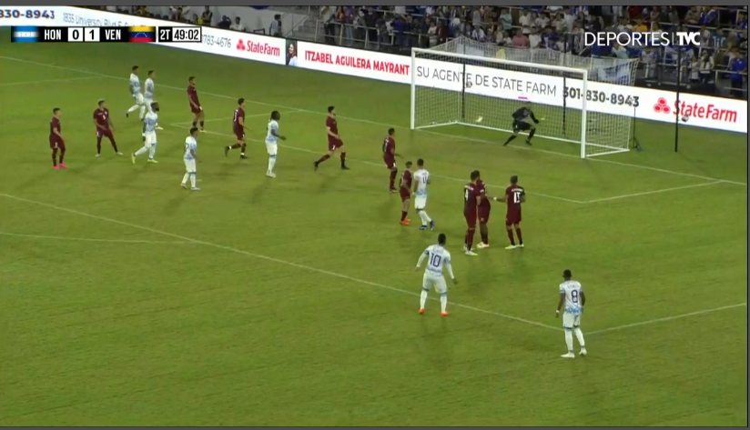 El tiro libre de Alex López dio en el palo.