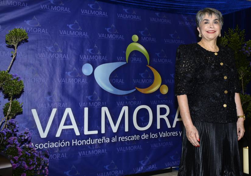 Linda Coello fue agasajada con el Personaje Valmoral 2024, gracias a su trascendencia solidaria y proyección social. 