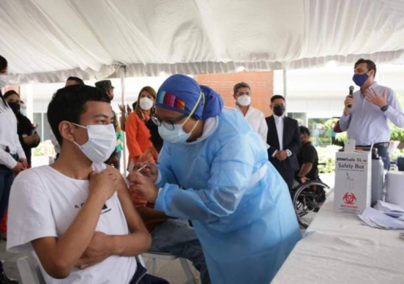 En Tegucigalpa se está vacunando en el Centro Cívico Gubernamental (CCG), donde el presidente de la República, Juan Orlando Hernández, se hizo presente.