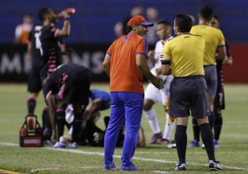 Pedro Troglio le reclama al cuarto árbitro del partido.