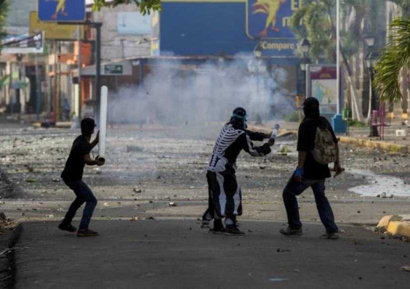 Por su parte, la policía denunció saqueos, incendios y disturbios en al menos otras seis ciudades, incluidas Managua y Masaya, en ataques que atribuyó a la 'derecha'.