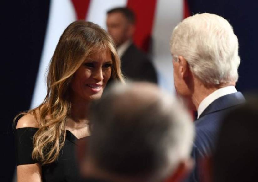 El expresidente Bill Clinton saluda a la esposa del candidato republicano, Melania Trump.