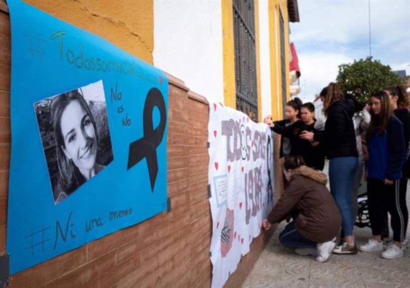 Vecinos de la comunidad de El Campillo organizaron un homenaje para la maestra asesinada, mientras que organizaciones feministas han salido a protestar en varias ciudades de España exigiendo justicia por el brutal crimen.