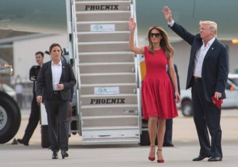 Melania deslumbró con un vestido rojo de Alexander McQueen, valorado en 2,200 dólares.