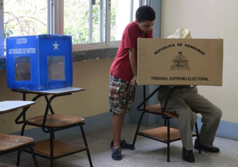 Los hondureños sí saben dar lecciones de patriotismo al mundo. Este joven acompañó a su abuelo hasta el centro de votación y no lo dejó solo ni en el momento en que votaba por sus candidatos favoritos.
