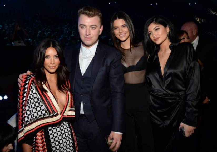 Sam Smith junto a Kim Kardashian y las hermanas Jenner.