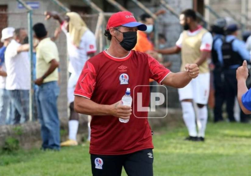 Pedro Troglio saludando a su llegada al estadio Marcelo Tinoco de Danlí.