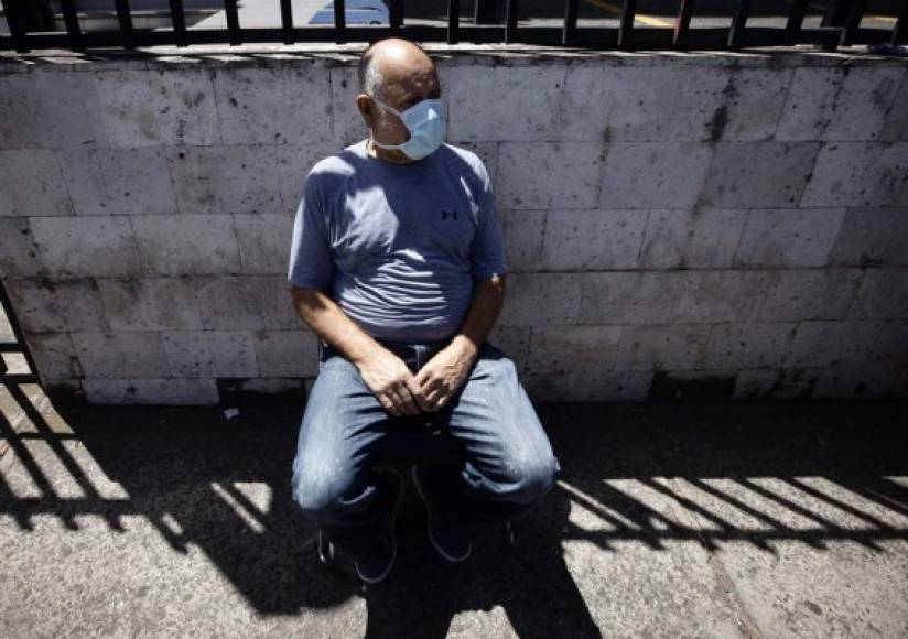 Tercera edad en Honduras abarrota bancos en plena crisis por coronavirus