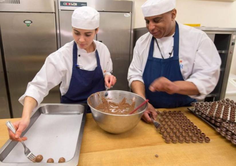 Kitchen staff work in the Royal Kitchen at Windsor Castle in Windsor on May 10, 2018 as they begin preparations for the wedding banquet for the marriage ceremony of Britain's Prince Harry and Meghan Markle. / AFP PHOTO / POOL / David Parker