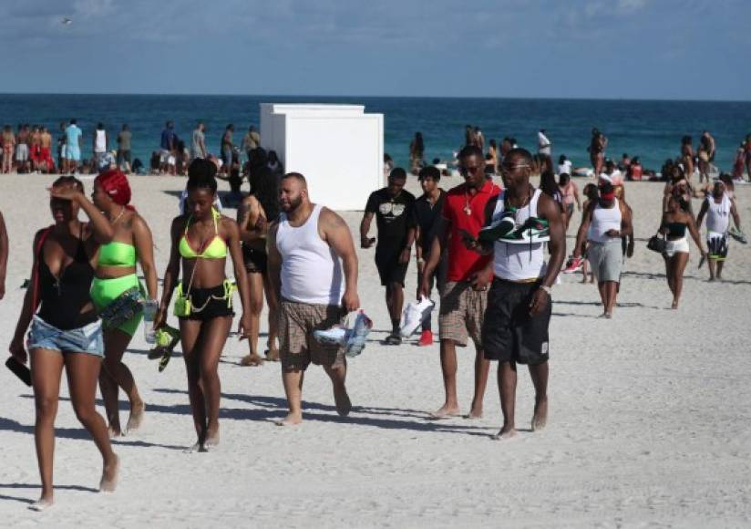 Playas de Miami siguen llenas pese a masivos contagios de coronavirus en Florida